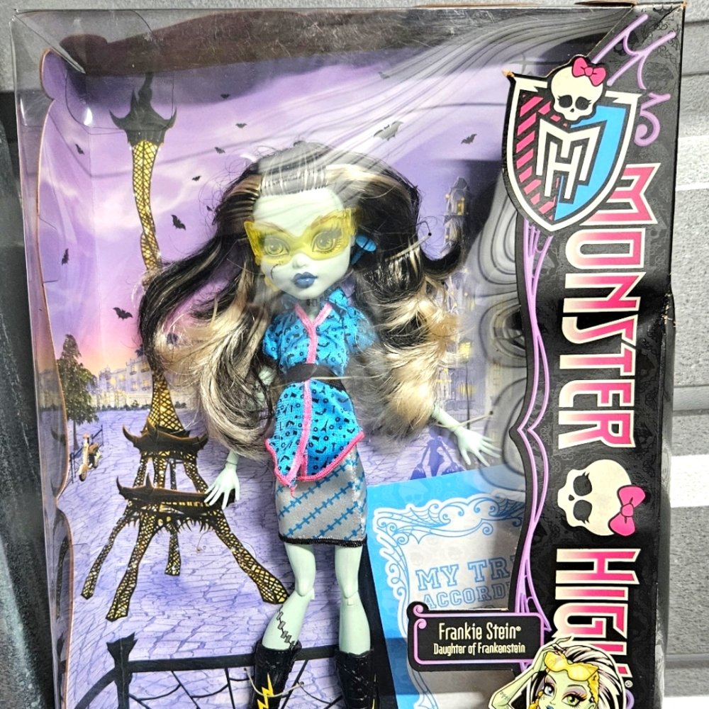 Monster High Toralei Doll in Black and Red Outfit